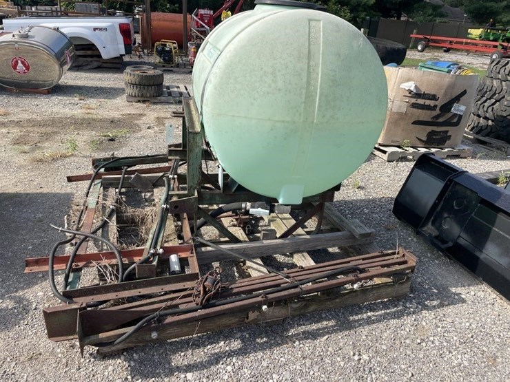 synder-200-gallon-sprayer-image-2