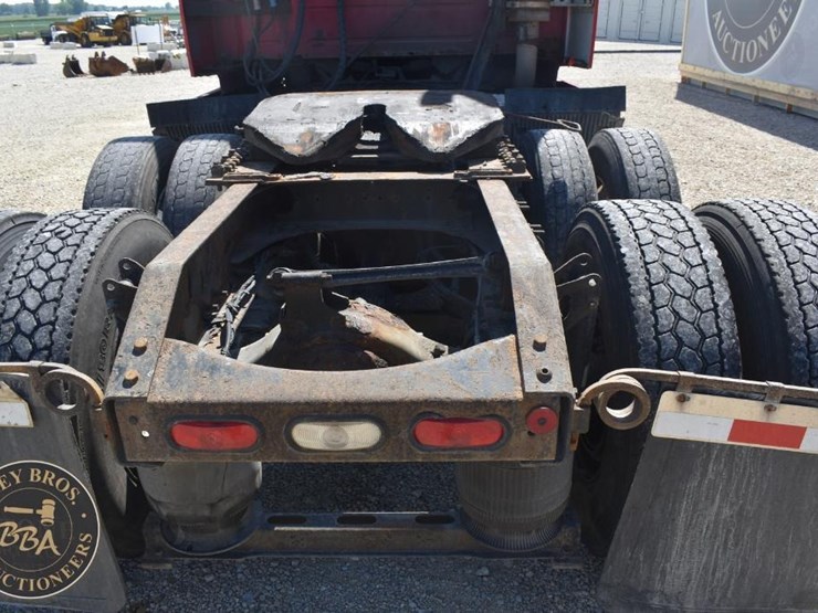 2005-volvo-vnl64t670-image-48
