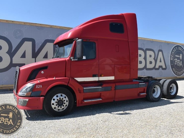 2005-volvo-vnl64t670-image-3