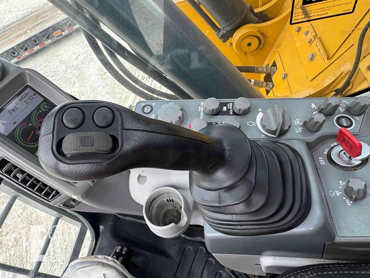 2021-deere-245g-lc-image-10