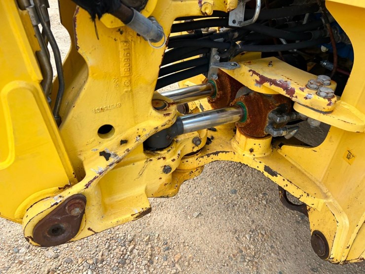 2011-new-holland-b95b-image-41