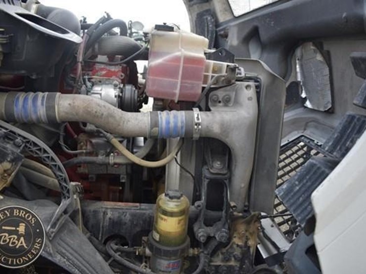 2014-volvo-vnl64t670-image-52