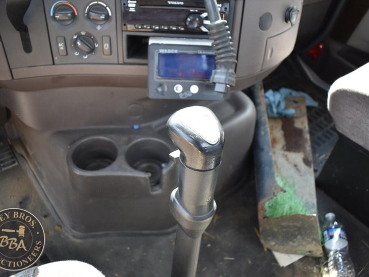 2015-volvo-vnm64t200-image-46
