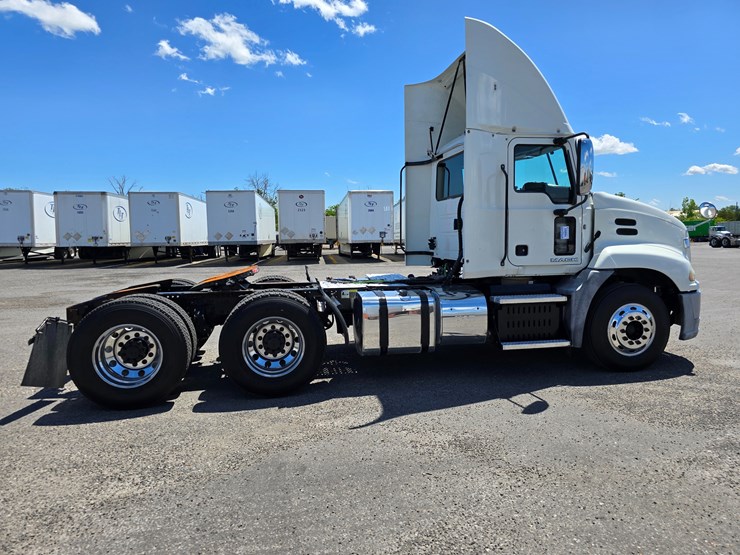 #16603-•-2016-mack-cxu613-day-cab-image-19