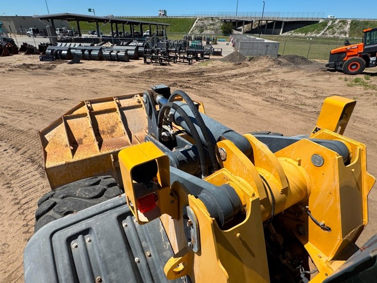 2013-deere-824k-image-44