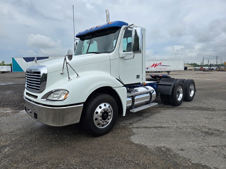 2018-freightliner-columbia-120-image-3
