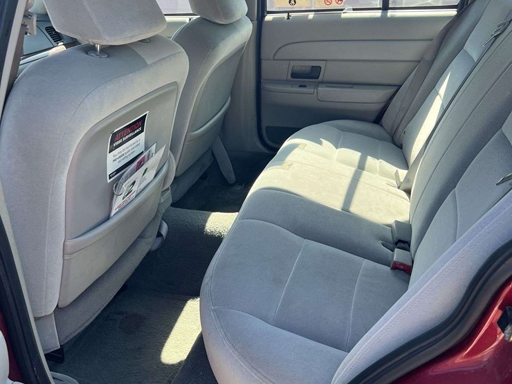 2003-ford-crown-victoria-image-15