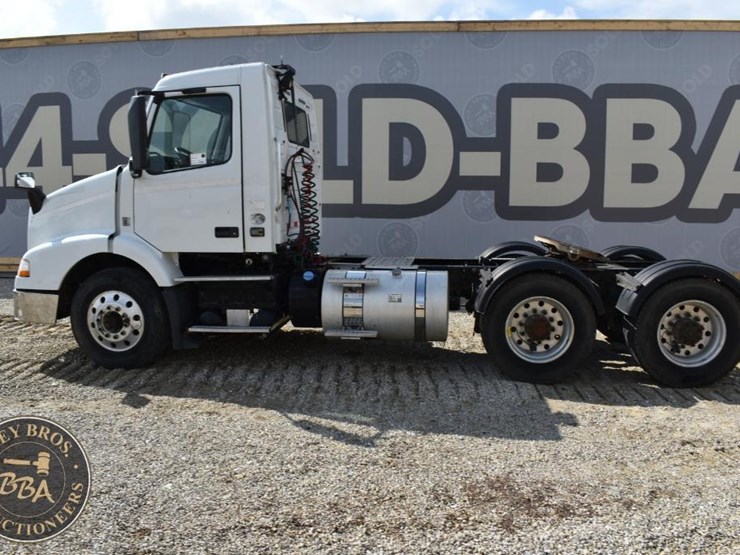 2015-volvo-vnm64t200-image-8