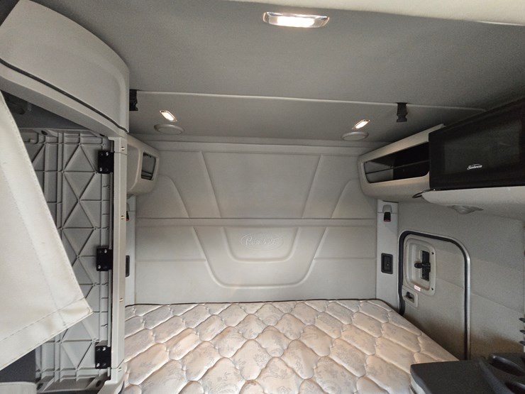 2019-peterbilt-579-image-79