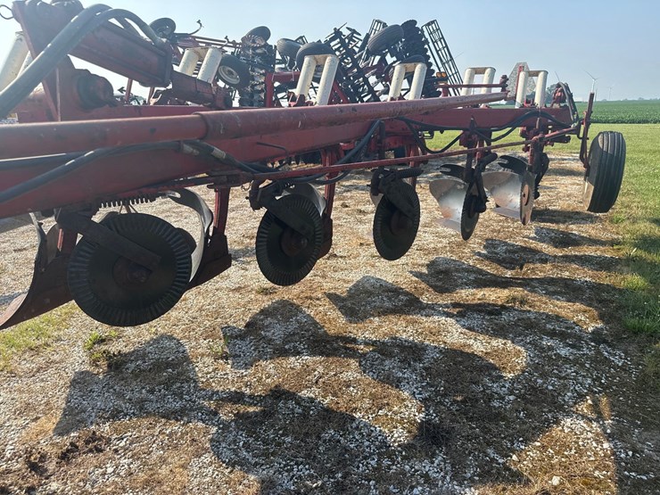 6x18-ih-720-on-land-plow-image-3