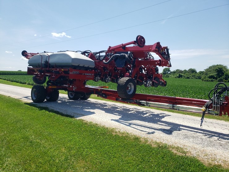 2023-case-2140-12/23-pivot-planter-image-11