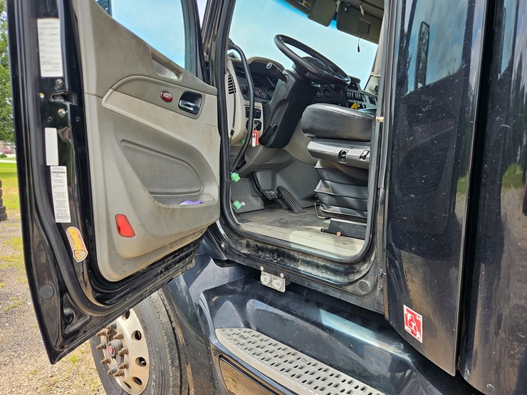 2018-peterbilt-579-image-57