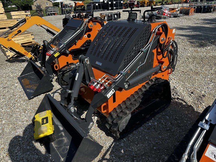mini-skid-steer-image-11