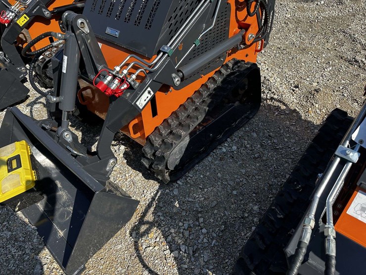 mini-skid-steer-image-12