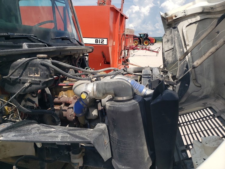 2002-freightliner-fl70-image-7