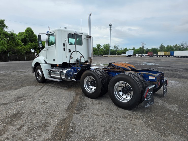 2018-freightliner-columbia-120-image-11