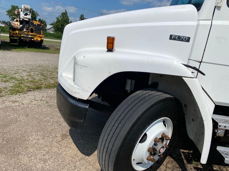 1998-freightliner-fl70-image-9