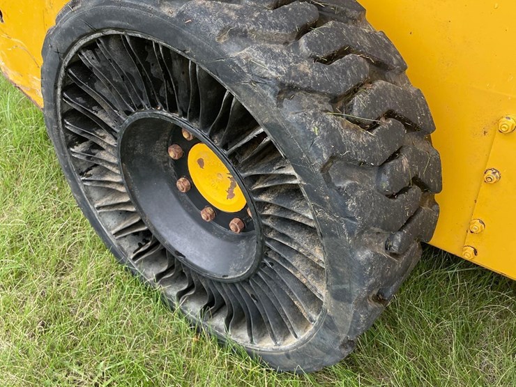 2019-deere-318g-image-8