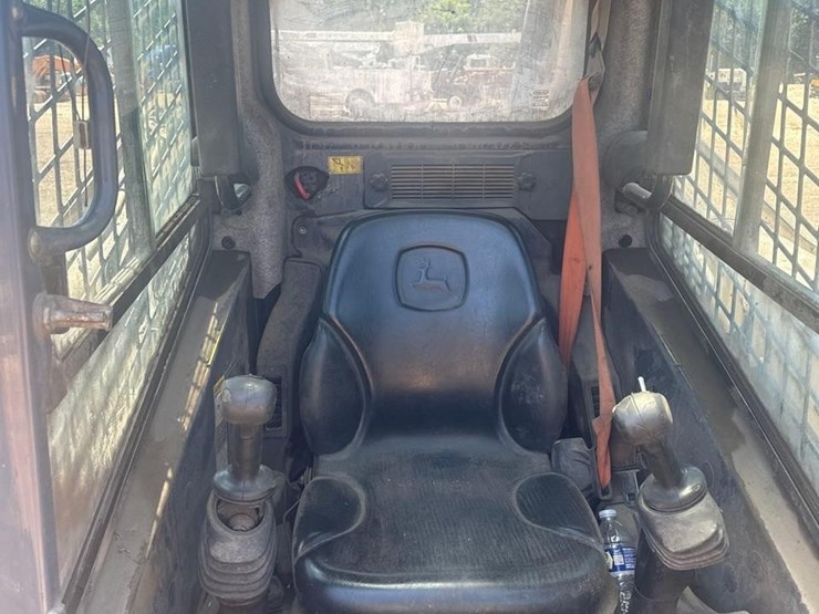 2017-deere-324e-image-11