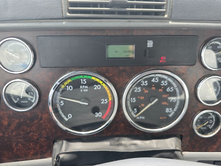 2020-freightliner-columbia-120-image-64