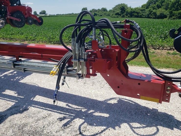 2023-case-2140-12/23-pivot-planter-image-12