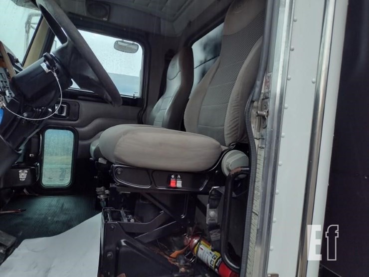 2008-peterbilt-335-image-14
