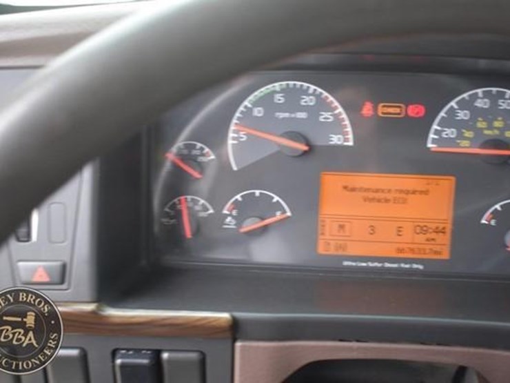 2014-volvo-vnl64t670-image-65