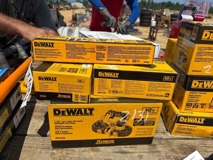 2131---dewalt-1-3/4"-band-saw-image-1