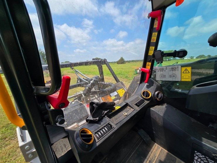 2022-jcb-3ts-8t-image-26