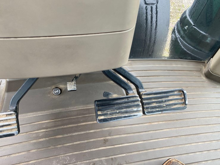 2016-john-deere-8245r-image-40