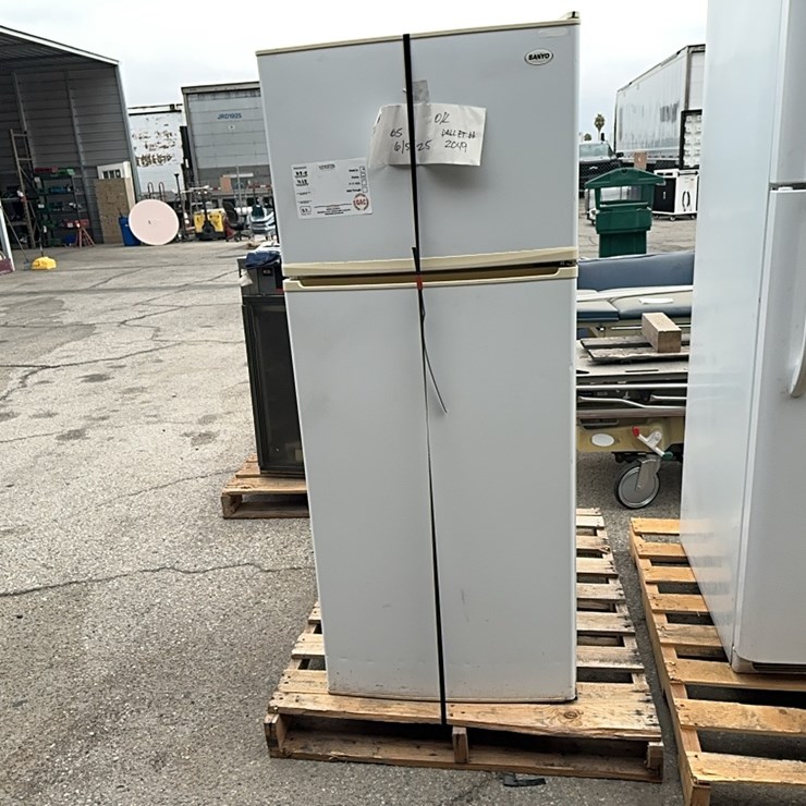 LOT#-704-SANYO REFRIGERATOR