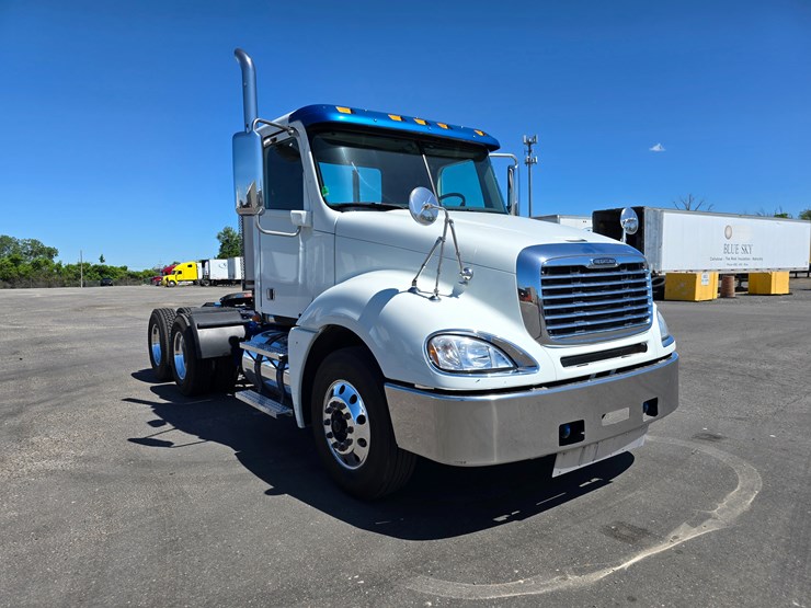 2020-freightliner-columbia-120-image-50