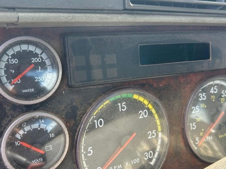 2001-freightliner-century-120-image-39
