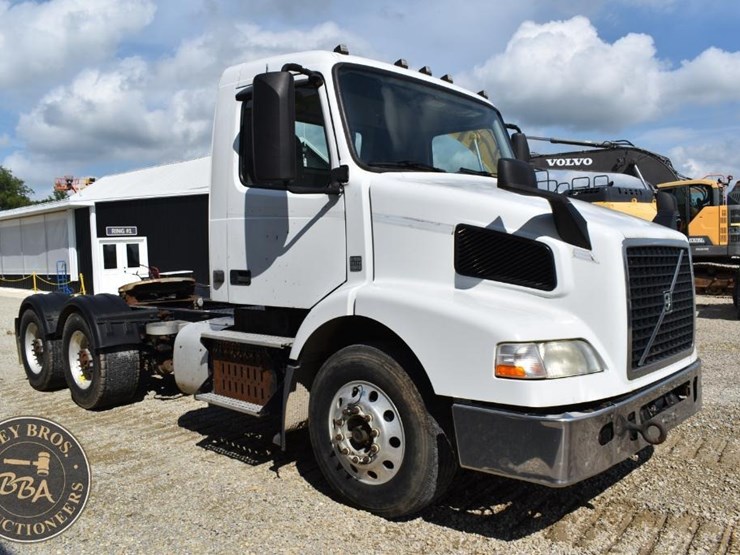 2015-volvo-vnm64t200-image-18