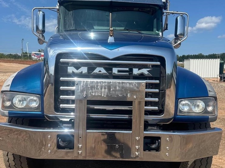 2021-mack-granite-64fr-image-2