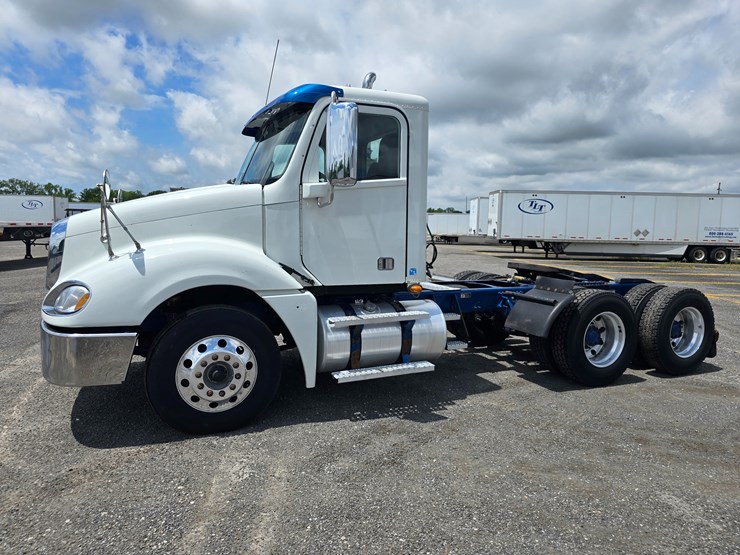2020-freightliner-columbia-120-image-5