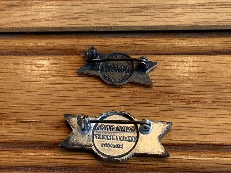 john-deere-wwii-“e”-program-+-pins-image-5