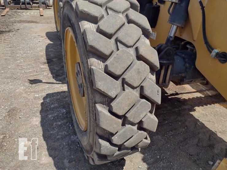 2017-caterpillar-tl1055d-image-21