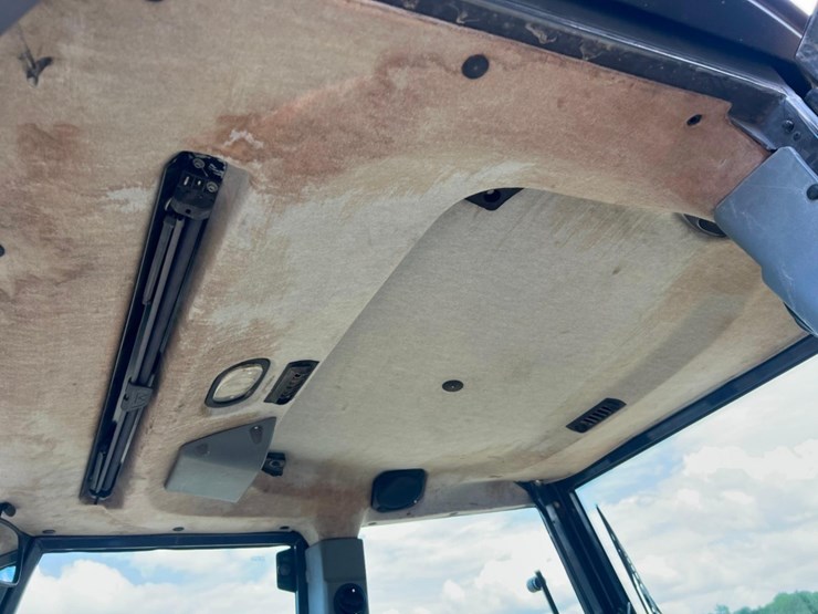 2011-new-holland-b95b-image-33