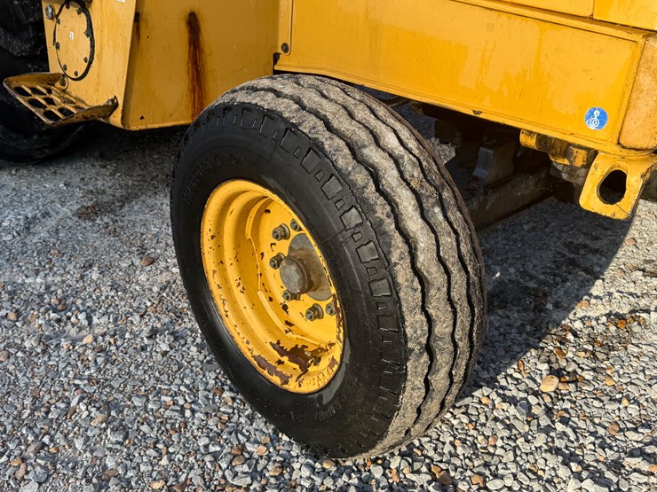 new-holland-555e-image-27
