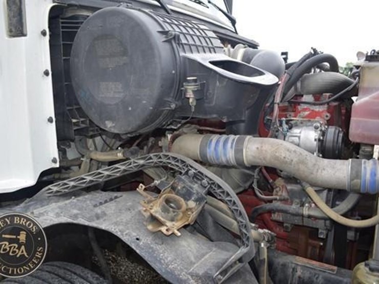 2014-volvo-vnl64t670-image-54