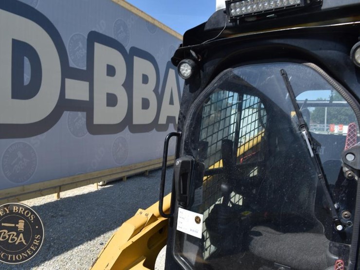 2018-caterpillar-262d-image-32