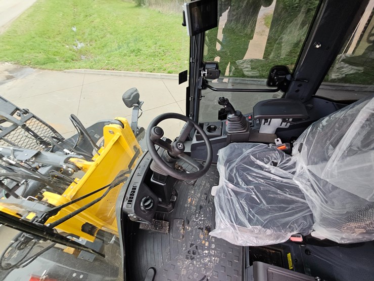 #17574-•-2024-deere-324-wheel-loader-image-50