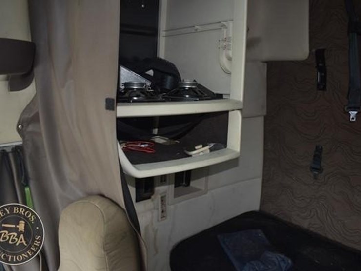 2014-volvo-vnl64t670-image-68
