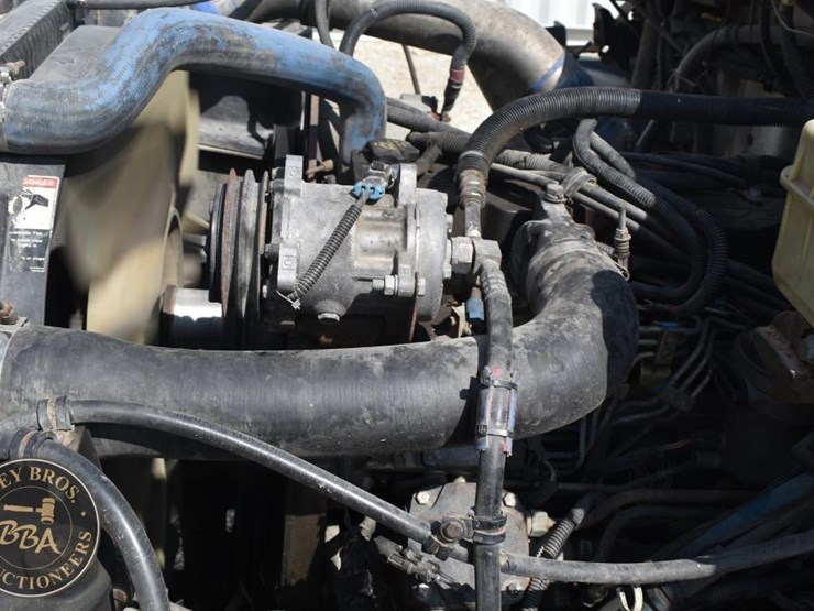 1999-freightliner-fl60-image-33