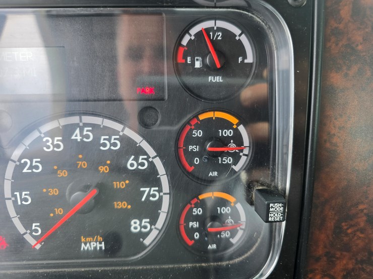 2018-freightliner-columbia-120-image-72