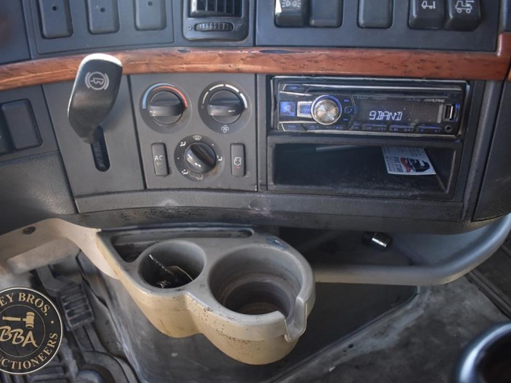 2005-volvo-vnl64t670-image-66