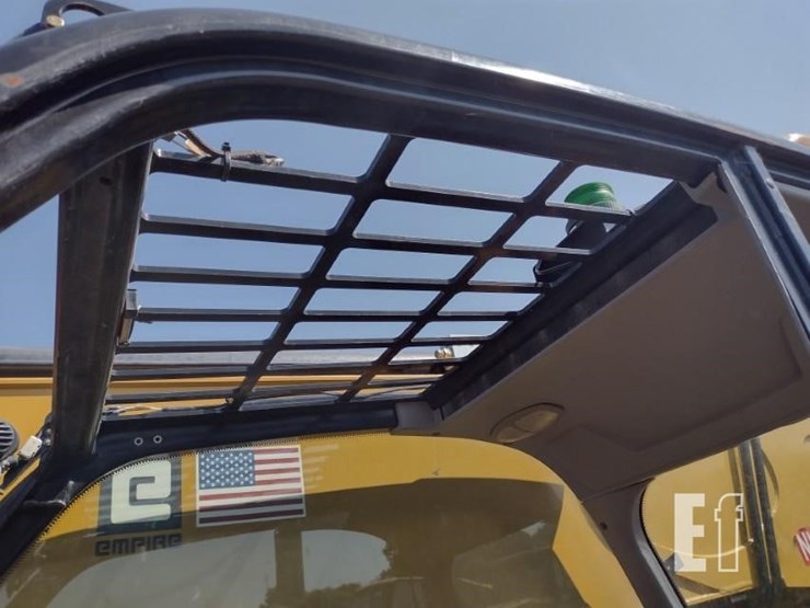 2019-caterpillar-tl1055d-image-13