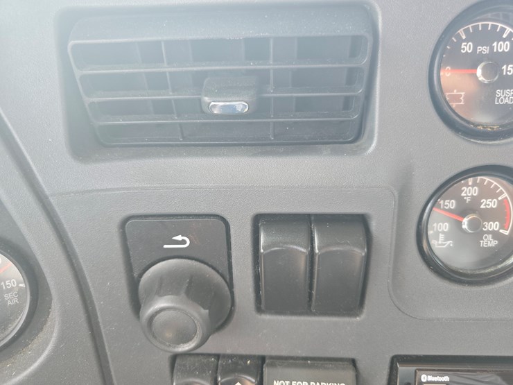 2019-peterbilt-579-image-93