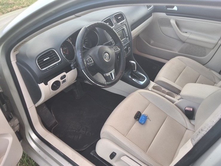 #99999-•-2013-volkswagen-jetta-passenger-car-image-4